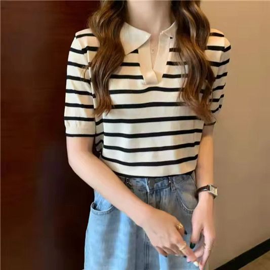 بلوزة قصيرة مخططة مناسبة لأجواء الصيف