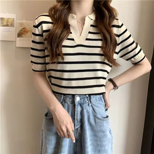 بلوزة قصيرة مخططة مناسبة لأجواء الصيف